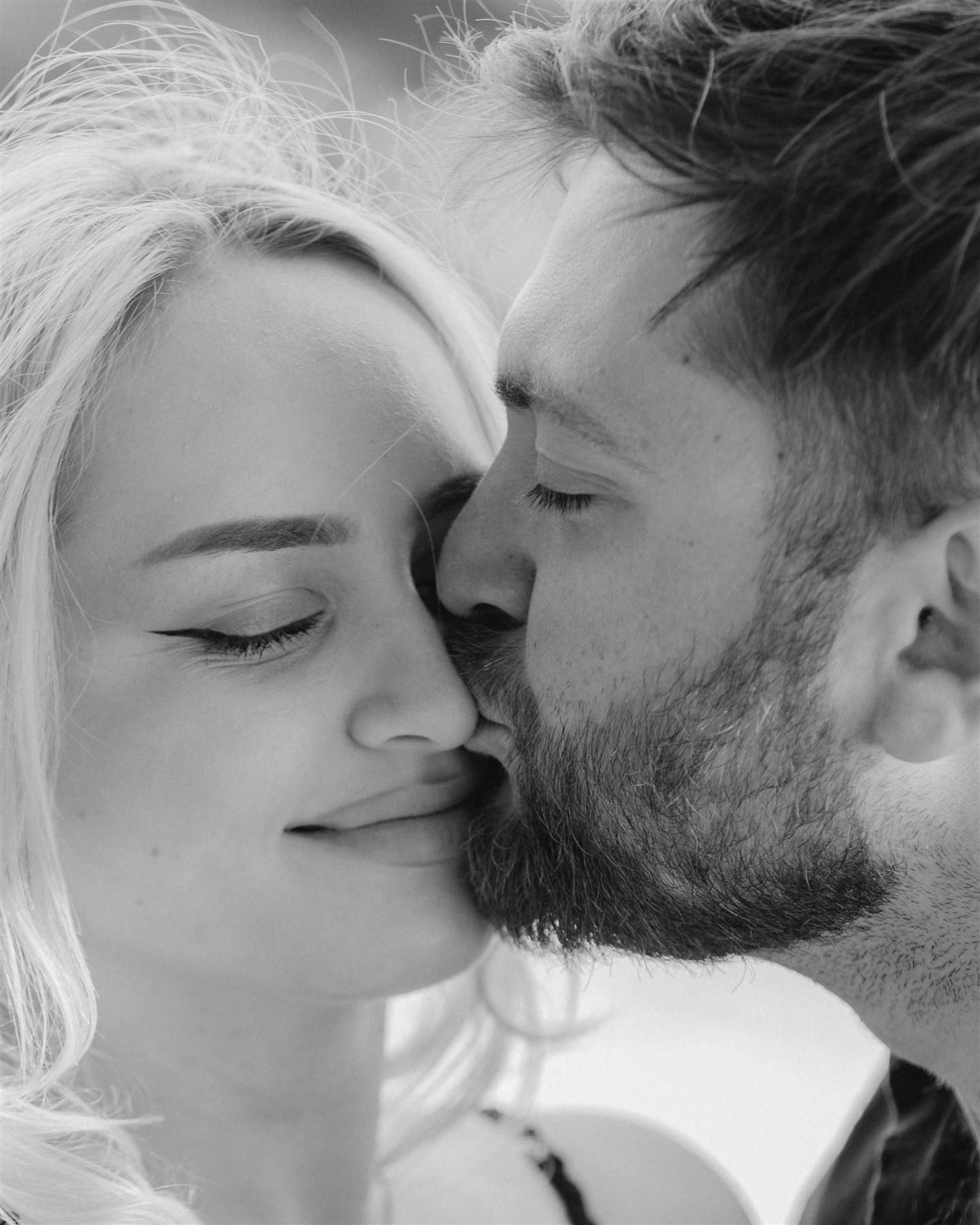 A kiss, black and white